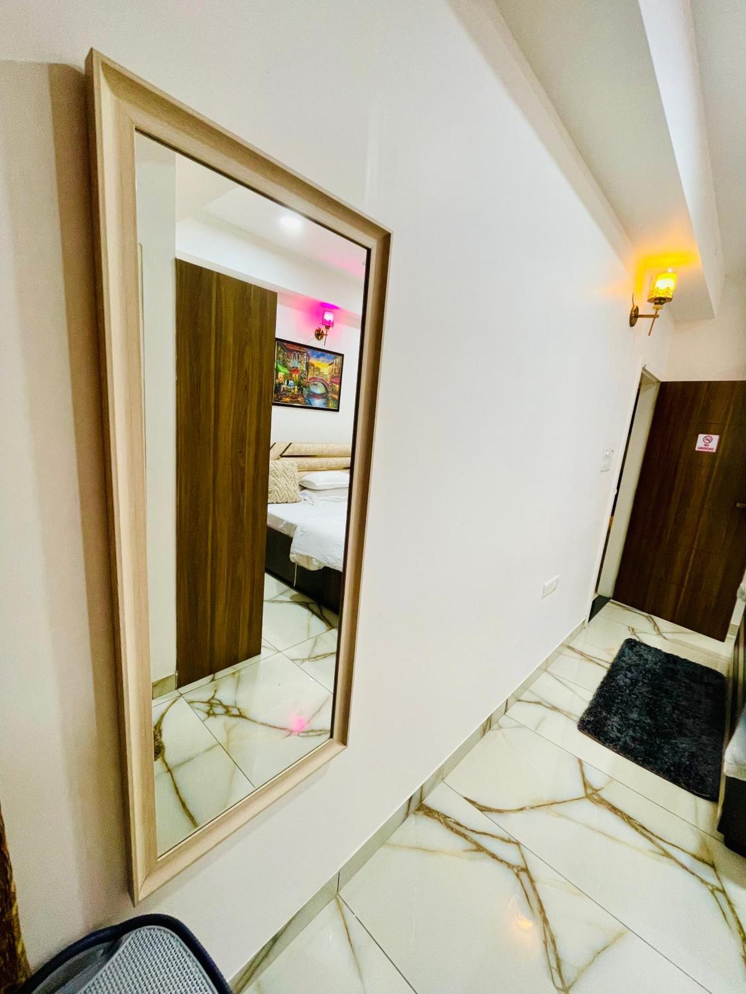 Airport Bliss Apartment+Balcony & Netflix + Prime Jaipur Eksteriør billede